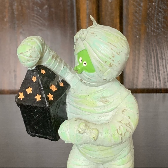 Vintage Mummy with Lantern in Graveyard Halloween Candle - Picture 6 of 14